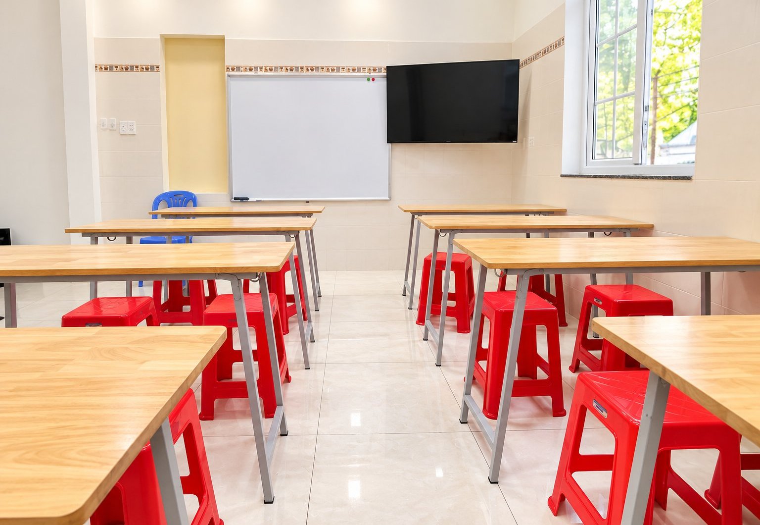 Phòng học có màn hình và bảng trắng tại KITA
