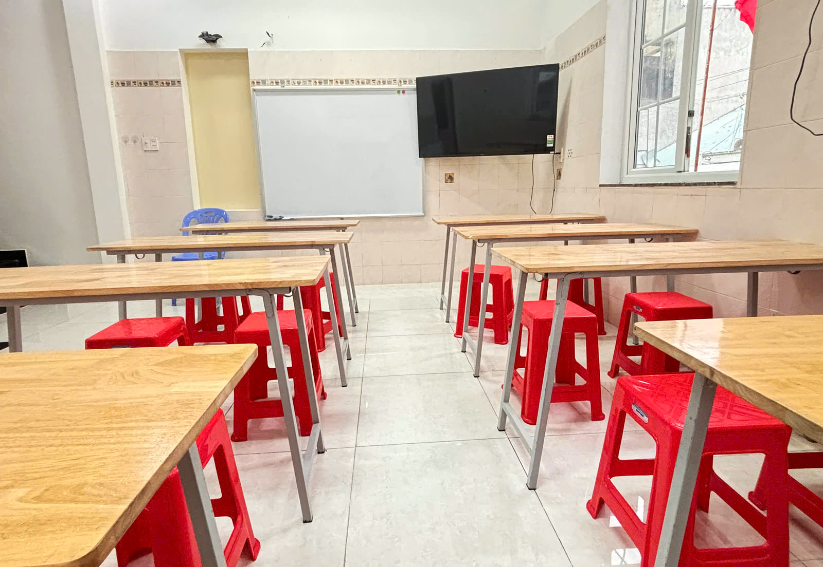 Phòng học có màn hình và bảng trắng tại KITA