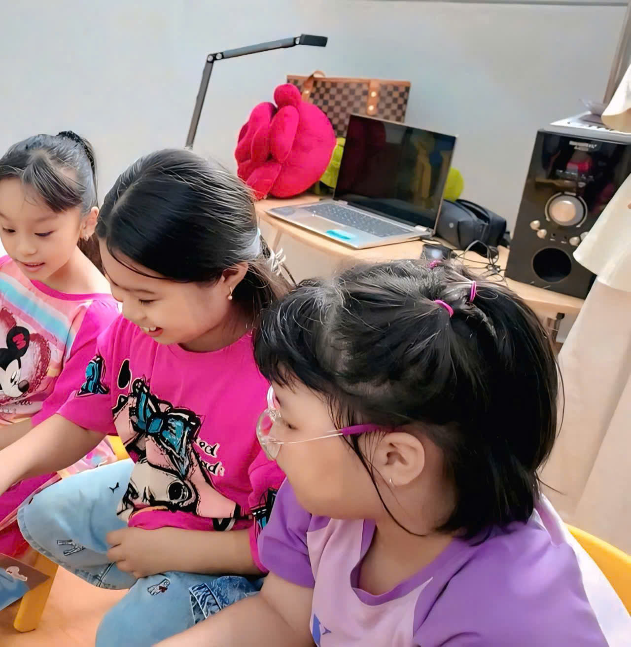 Bé chơi trò chơi trong lớp Storytelling