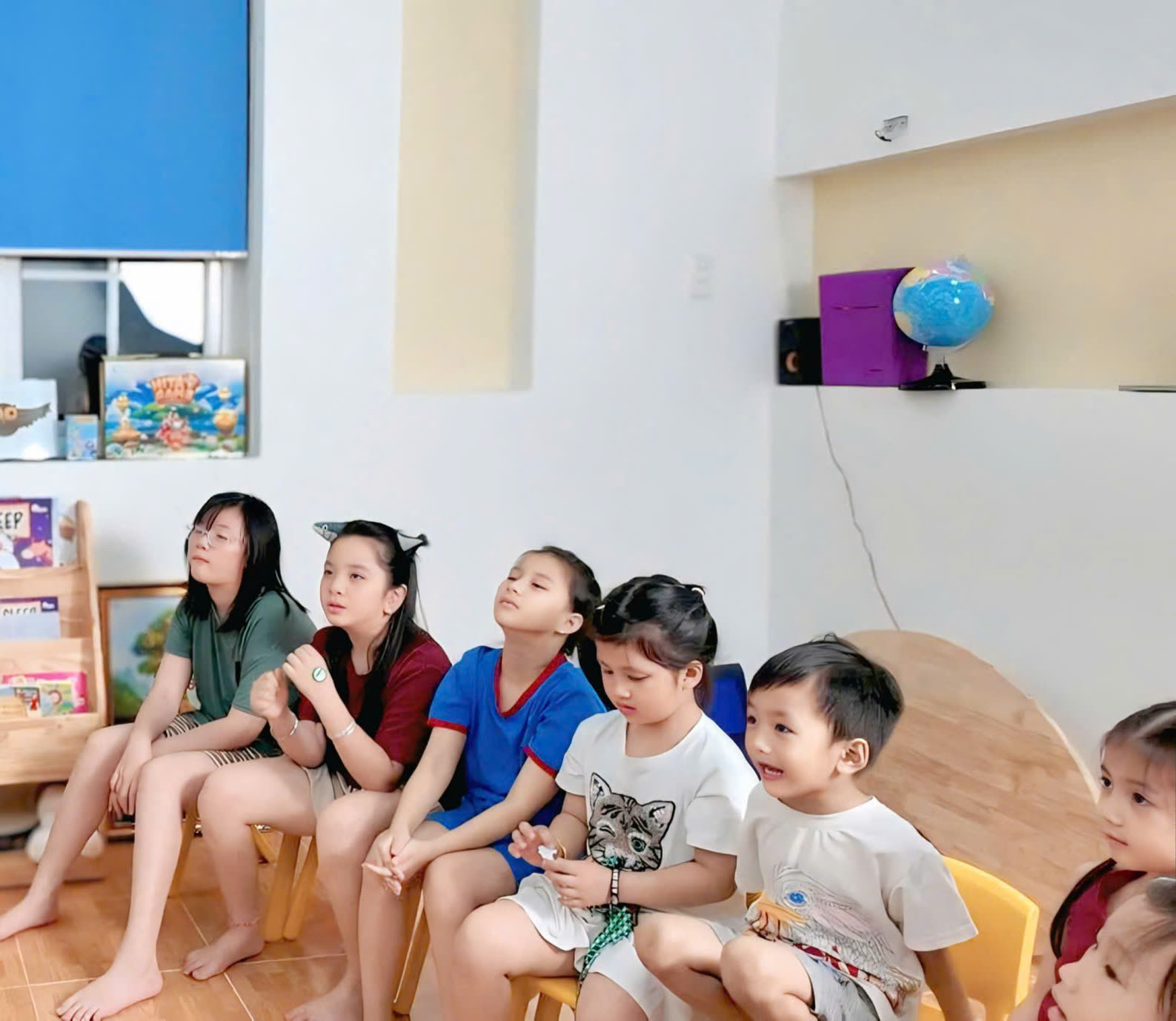 Các bé chăm chú trong giờ Storytelling tại KITA