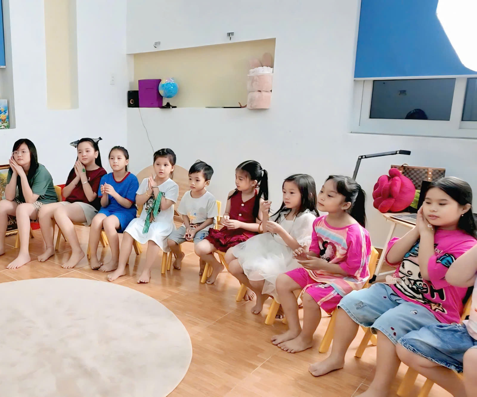 Các bé trong giờ Storytelling